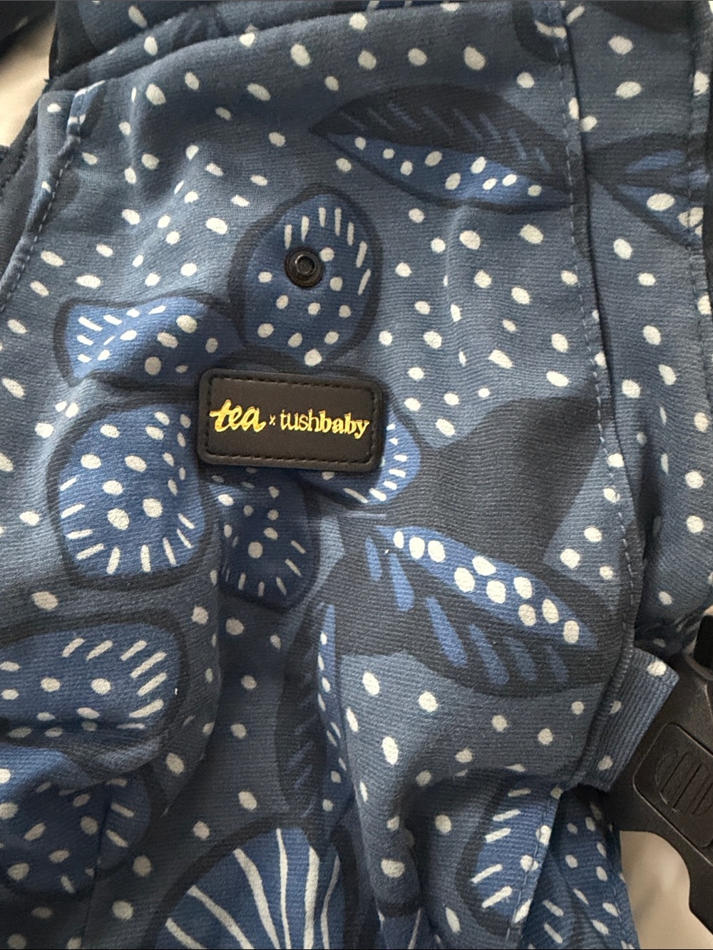 Tea x Tushbaby Blue flower newborn carrier
